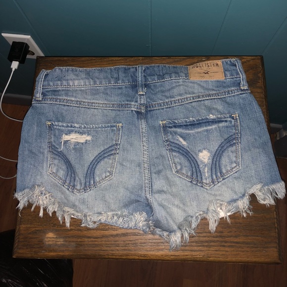 Destroyed hollister jean shorts - Picture 2 of 2